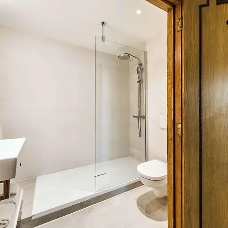 מלון Nh Schiller